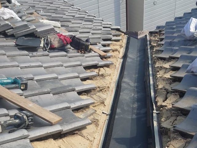 加古川市で谷板金を交換